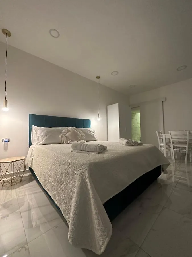 La Vie Est Belle Apartman Nápoly 0*,